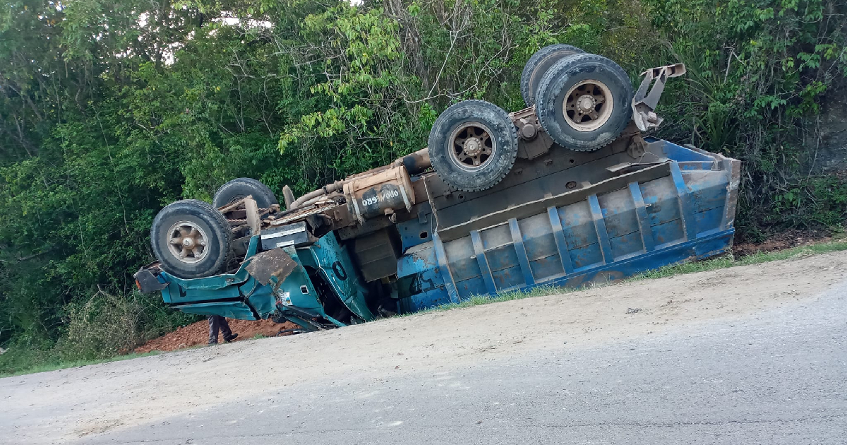 Camión volcado en carretera Guardalavaca-Banes © Facebook/ACCIDENTES BUSES & CAMIONES por más experiencia y menos víctimas!