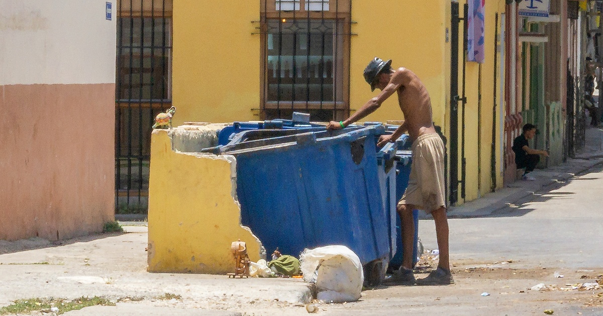 Un cubano frente a un tanque de basura (Imagen de referencia) © CiberCuba