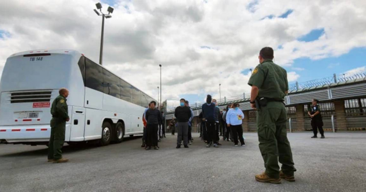Inmigrantes detenidos que serán deportados © Twitter CBP