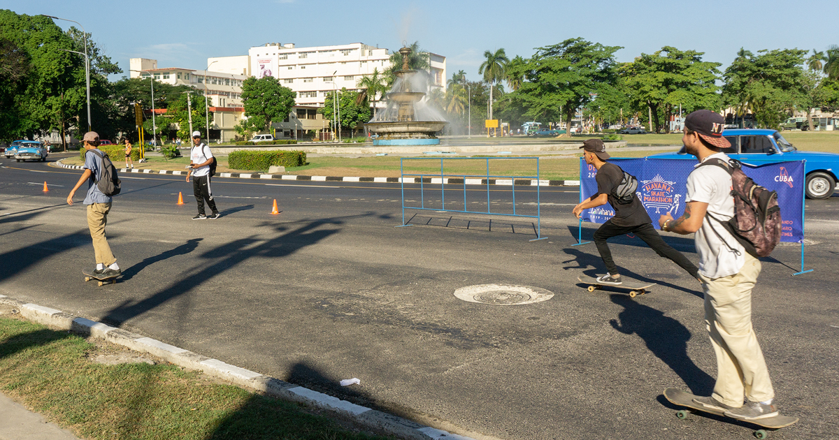 Jóvenes cubanos en patineta (imagen de referencia) © CiberCuba