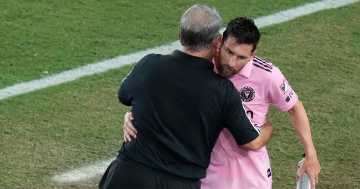 Martino abraza a Messi después de un partido del Inter. © Leagues Cup.