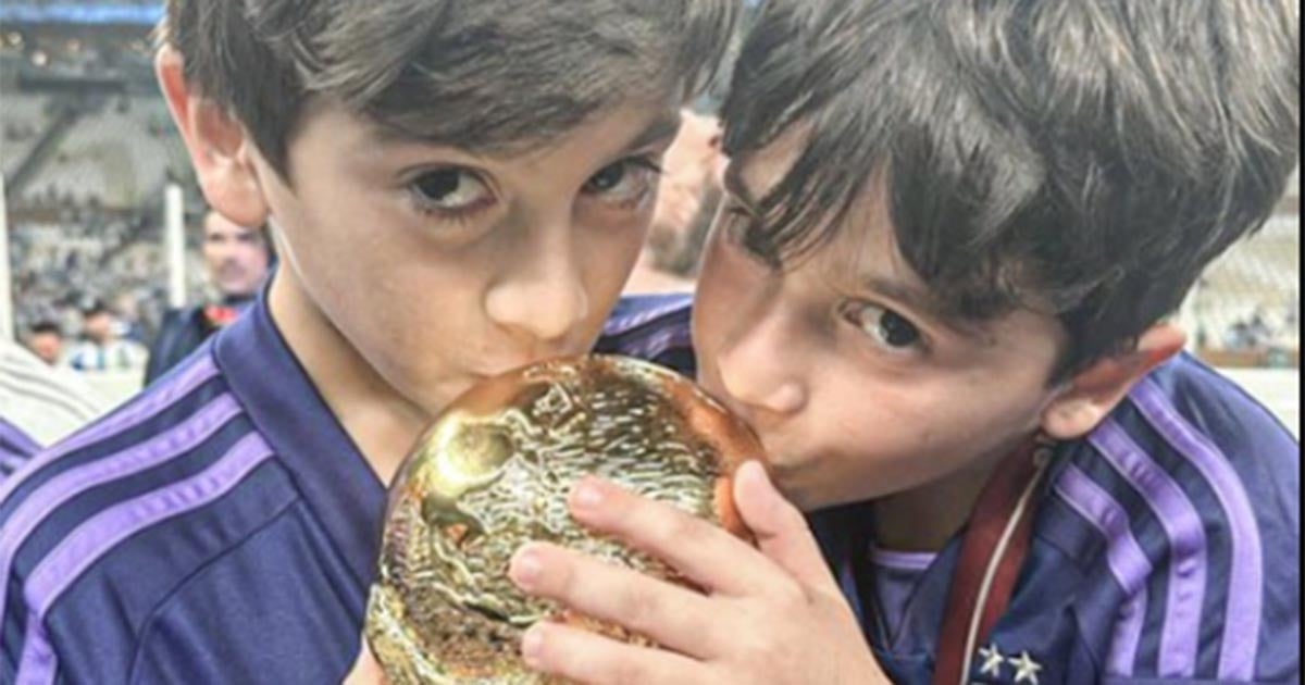 Thiago y Mateo, besando el trofeo de la Copa del Mundo. © @ESPNFC