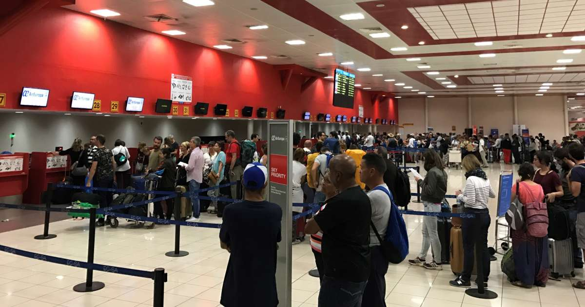 Pasajeros facturando en el Aeropuerto José Martí de la Habana (Imagen de archivo) © CiberCuba