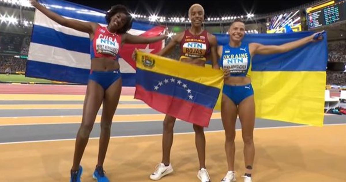 El podio del Mundial 2023. De izquierda a derecha, Pérez, Rojas y la ucraniana Maryna Bekh-Romanchuk. © World Athletics.