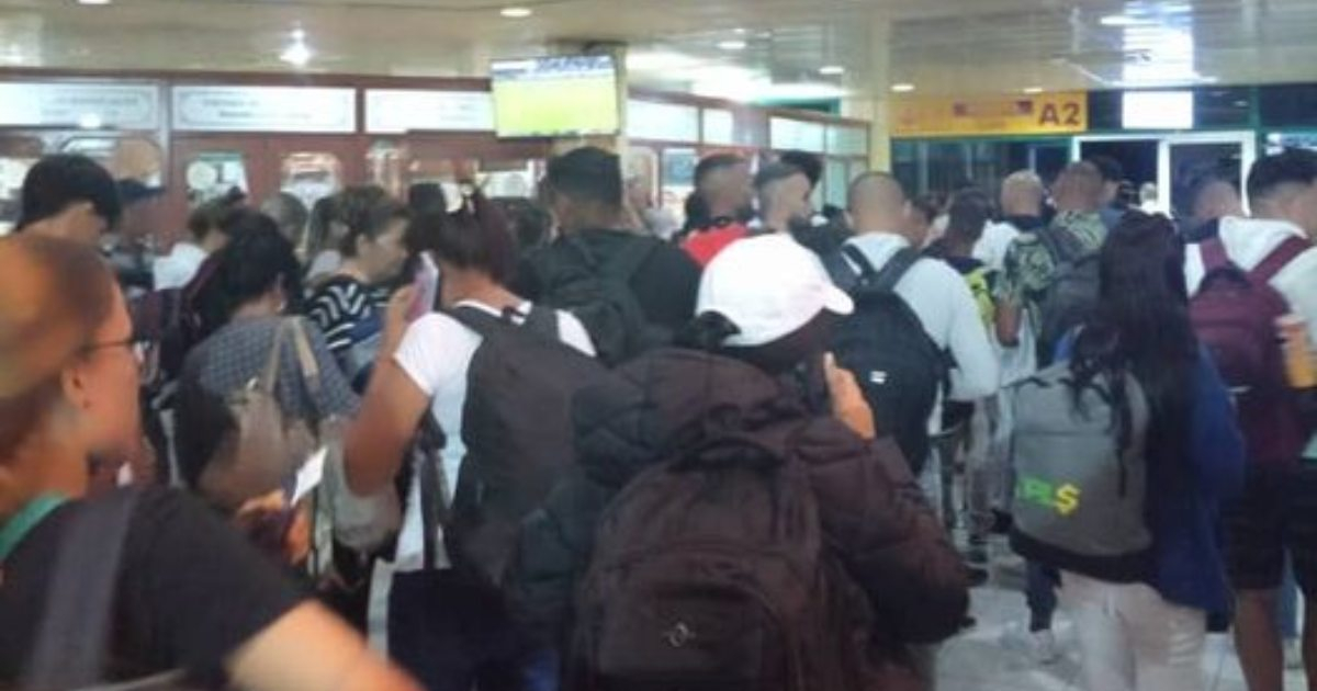 Cubanos en Aeropuerto de Holguín © Facebook / Diasniurka Salcedo Verdecia