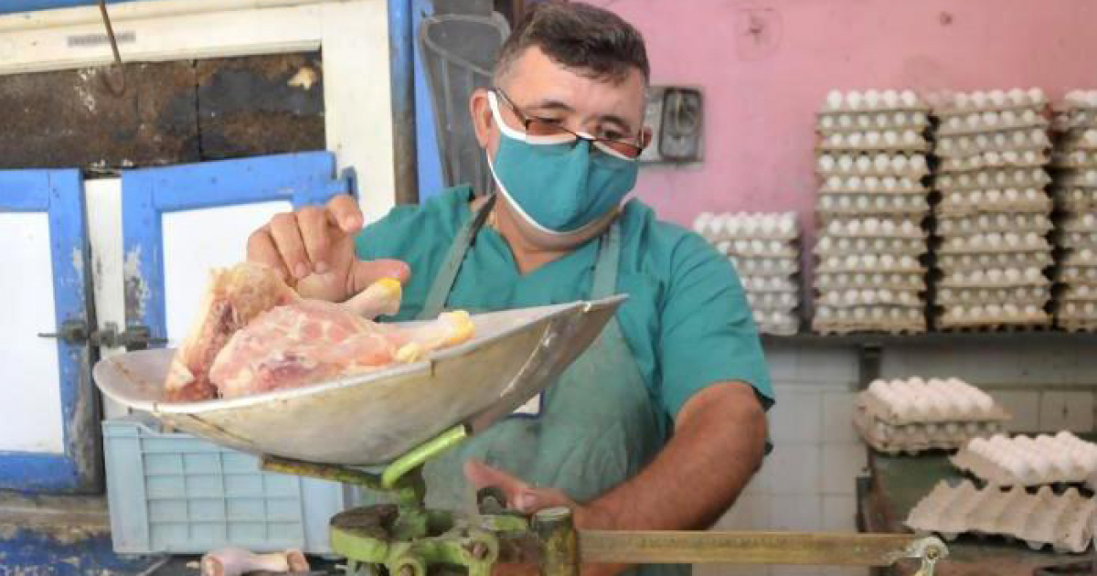 Venta de pollo en Cuba © ICRT