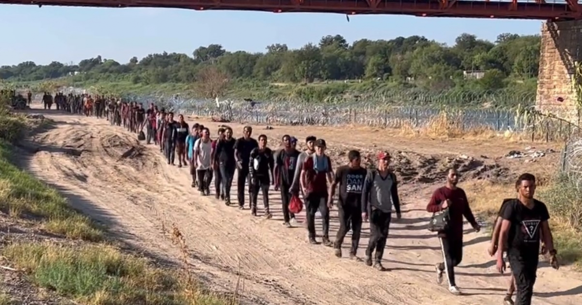 Caravana de migrantes en la frontera de EE.UU. con México © Captura de video de Twitter de Bill Melugin