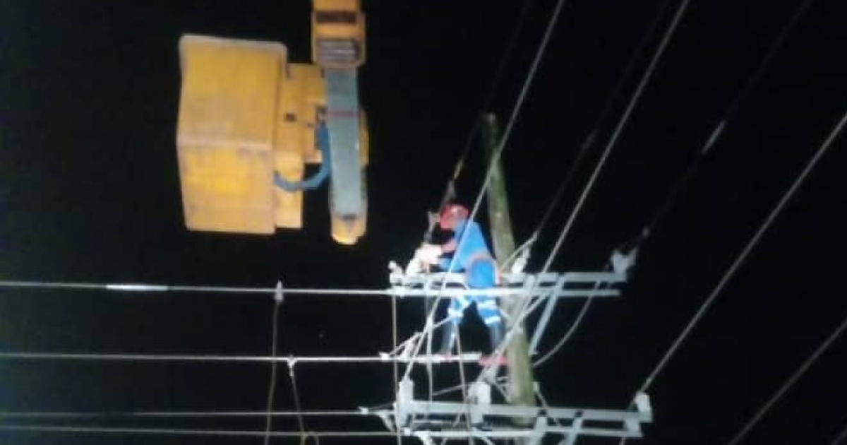 Trabajador de la Unión Eléctrica (Imagen referencial) © Unión Eléctrica UNE / Facebook