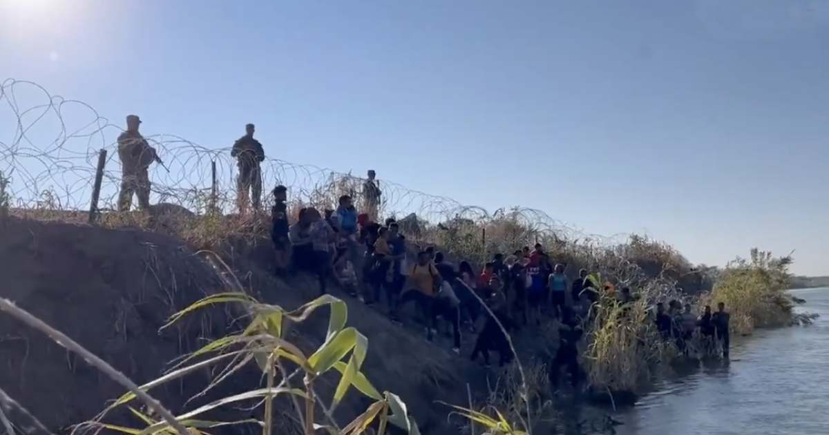 Border Patrol impiden el paso a migrantes que cruzan el Río Bravo © Twitter