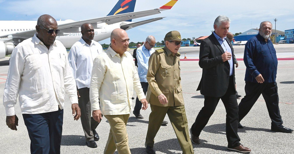 Díaz-Canel es recibido por Raúl Castro en La Habana © X / Presidencia de Cuba