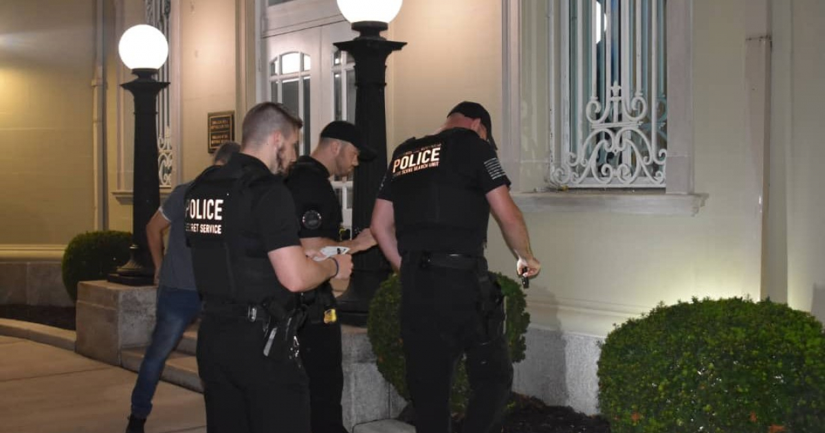 Policías inspeccionan la parte exterior de la embajada © Lianys Torres Rivera / Facebook