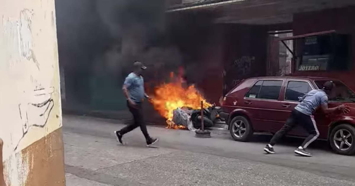 Moto incendiada © Facebook / ACCIDENTES BUSES & CAMIONES por más experiencia y menos víctimas!