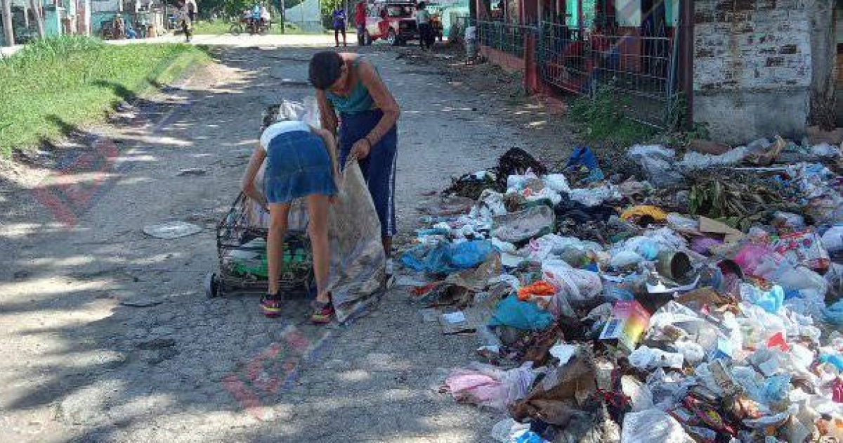 Anciana cubana y su nieta en un basurero © ICLEP