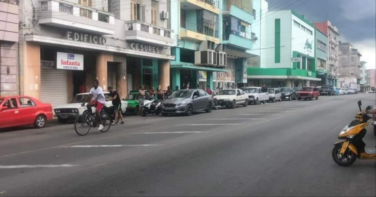 Enorme fila para comprar combustible en La Habana © Facebook / Adelth Bonne Gamboa