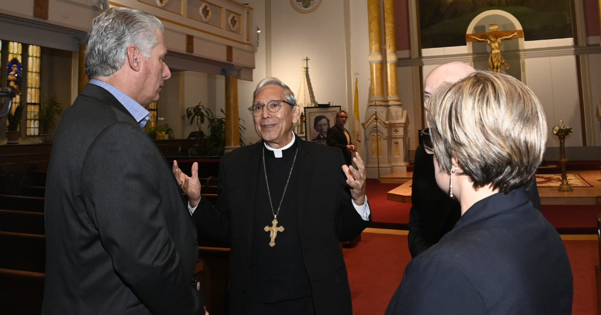 Mons. Octavio Cisneros conversa con la "pareja presidencial" © X / @DiazCanelB