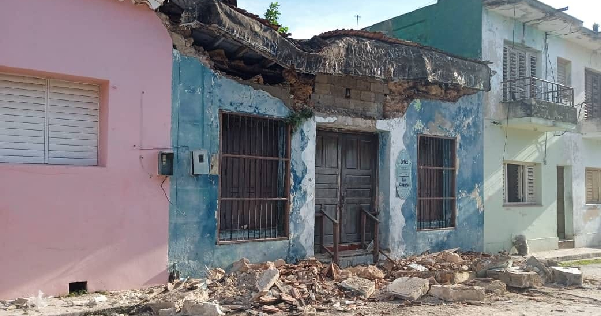 Tienda de la empresa estatal ARTex tras derrumbe parcial del techo y la fachada © Facebook/Radio Jaruco