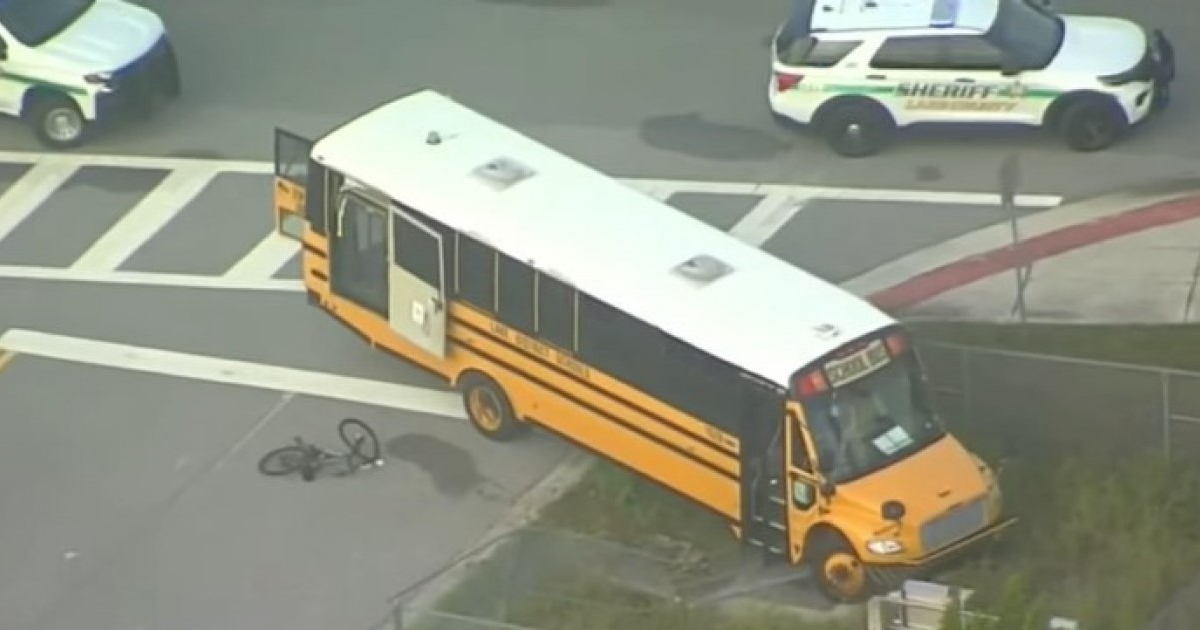 Autobús escolar junto a la bicicleta en el lugar de los hechos © Captura de video de YouTube de WKMG News 6 ClickOrlando