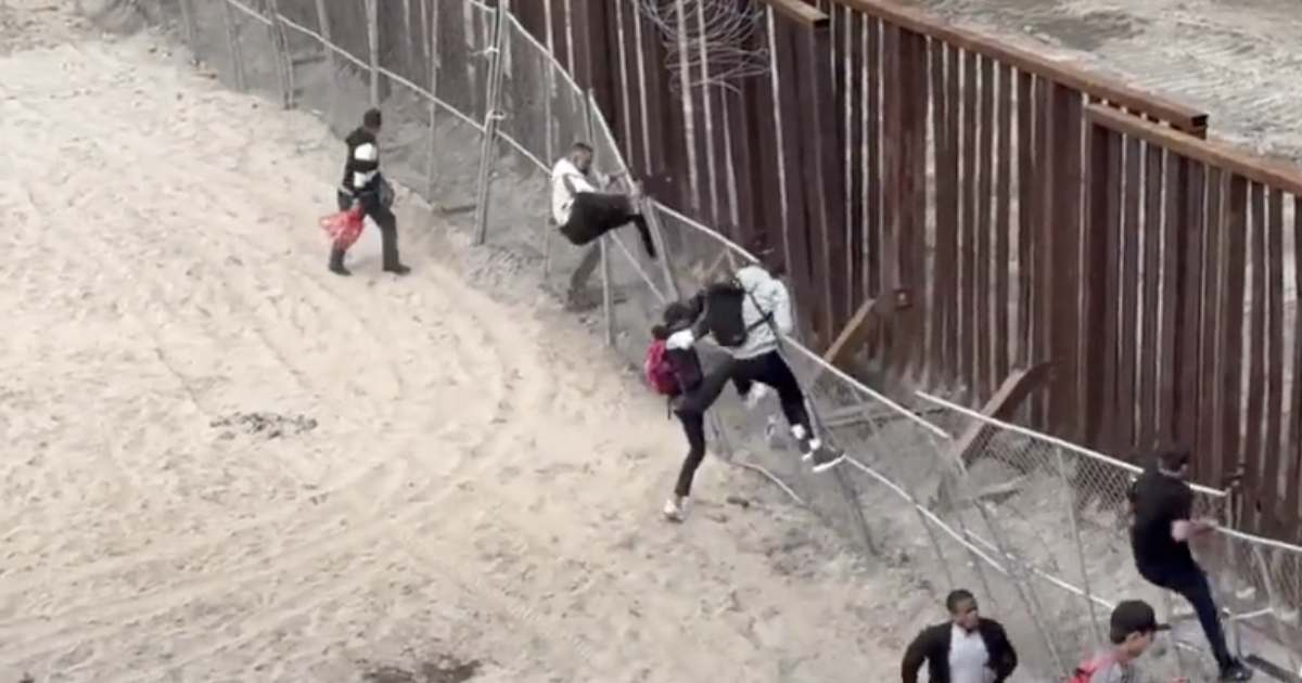 Migrantes cruzando la frontera estadounidense © Twitter / Emmanuel Rincón