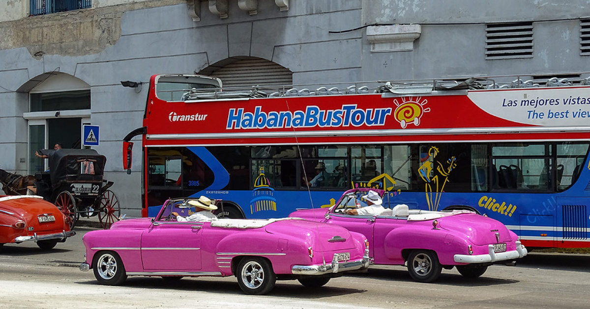 Guagua y carros turísticos en La Habana © CiberCuba