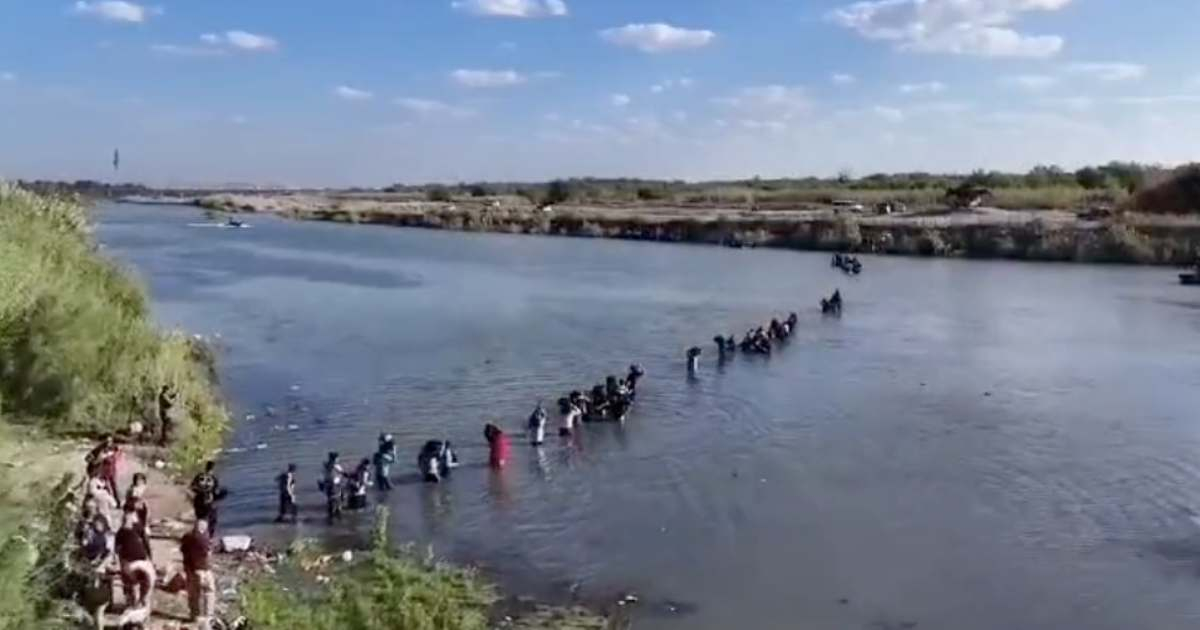 Migrantes cruzan el Río Bravo © Captura de video