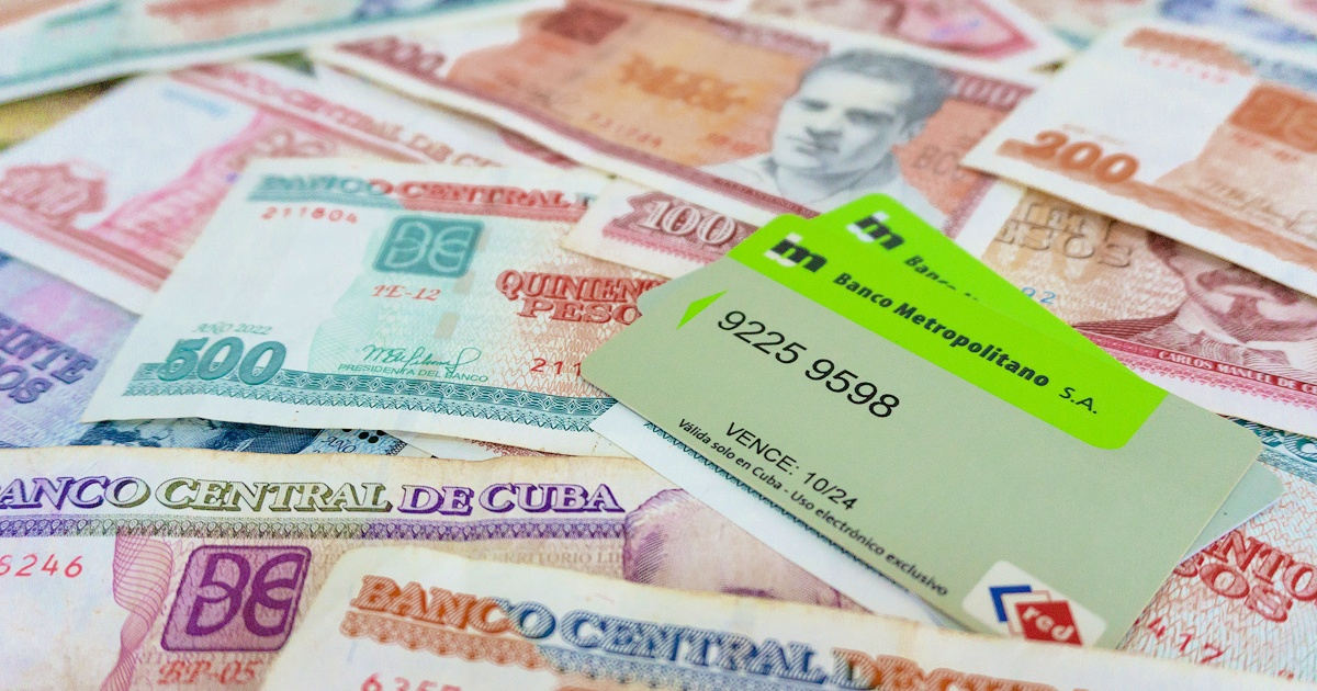 Dinero cubano y tarjetas MLC (Imagen de referencia) © CiberCuba