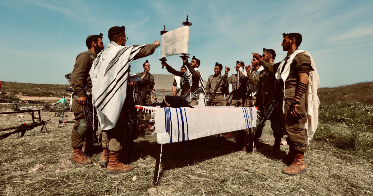 Soldados israelíes en ceremonia religiosa © X / @IDF