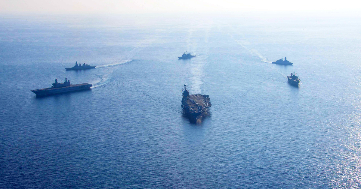 Portaaviones de la Armada de los EE. UU. USS Gerald R. Ford navega escoltado por otros buques de guerra © X / @USNavy