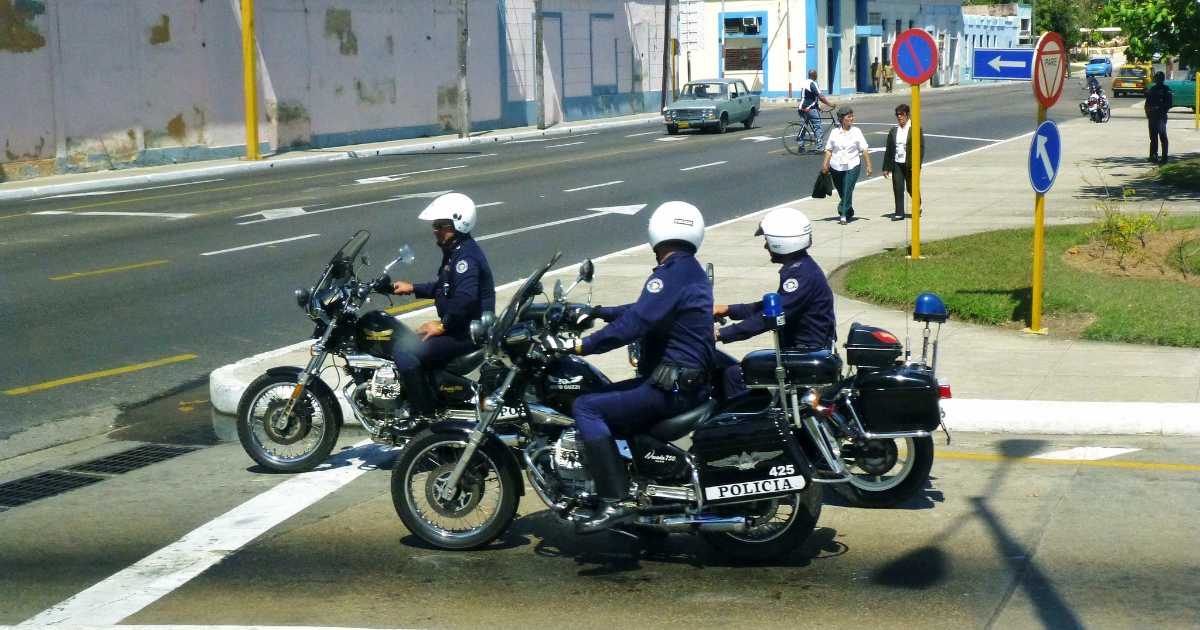 Policía cubana motorizada (imagen de referencia) © Flickr / RiveraNotario