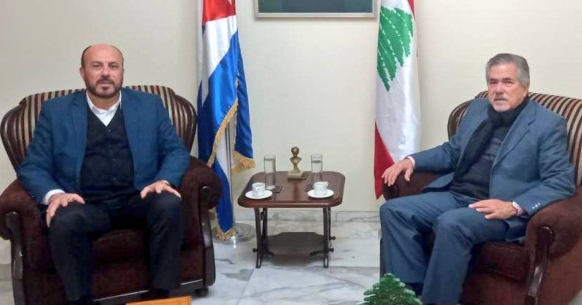 Jefe de la Misión de Cuba en el Líbano, Jorge León, con representante de Hamás © Felix Llerena en Twitter