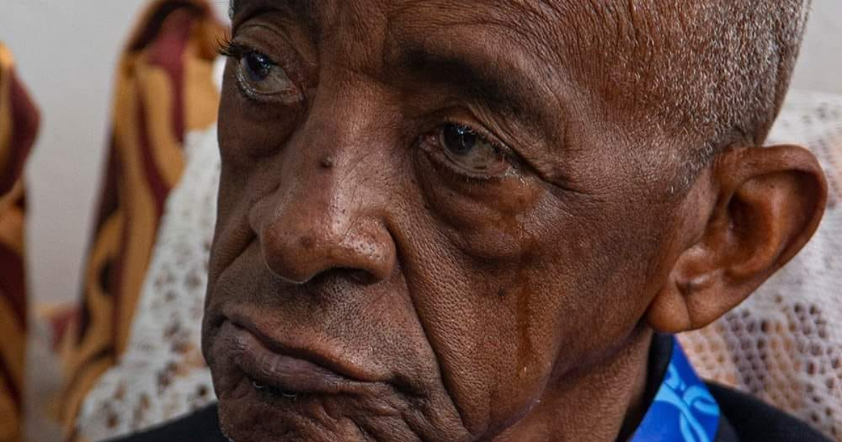 Alcides Sagarra con lágrima en el rostro © Cubadebate 