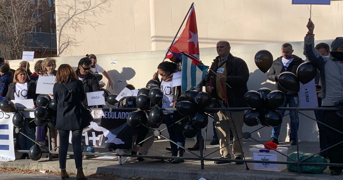 Cubanos en una manifestación en Madrid, España © CiberCuba