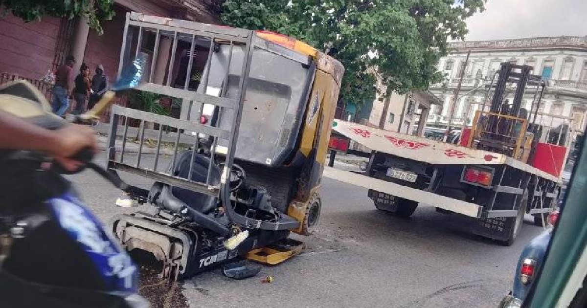 El montacargas no estaba bien asegurado y cayó al pavimento en medio del tráfico de la avenida Acosta © Facebook/ACCIDENTES BUSES & CAMIONES por más experiencia y menos víctimas!