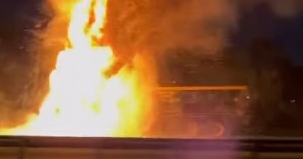 Camión se incendia y explota en autovía de Miami © Captura de video de Instagram / onlyindade