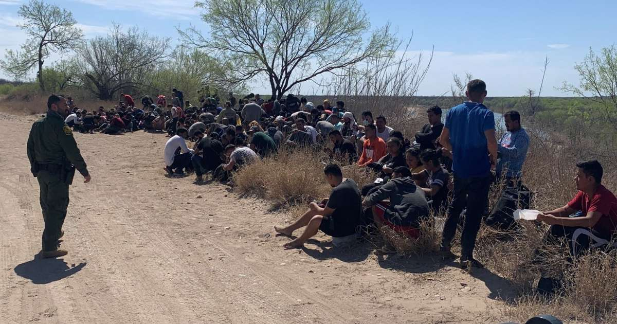 Migrantes en la frontera de EE.UU. © Twitter / @USBPChiefDRT