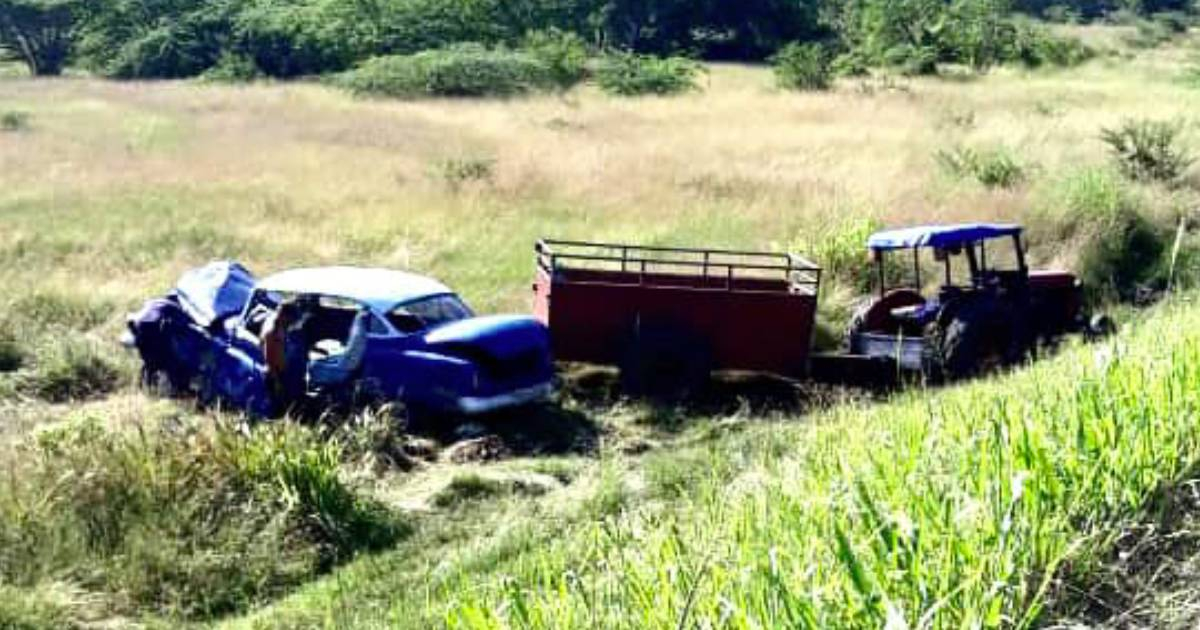 Almendrón choca con un tractor © Facebook / ACCIDENTES BUSES & CAMIONES por más experiencia y menos víctimas!