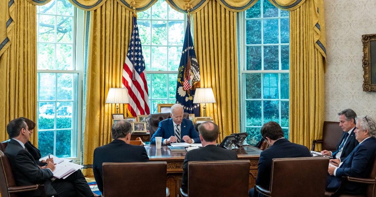 Joe Biden y su gabinete en el despacho oval © X / @POTUS
