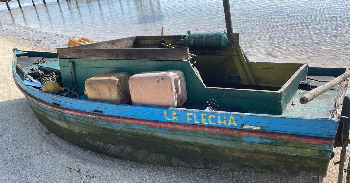 Bote pesquero "La flecha", en el que llegaron a los Cayos de Florida tres balseros cubanos © X/@USBPChiefMIP
