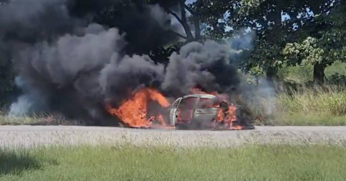 Auto incendiado © Facebook / ACCIDENTES BUSES & CAMIONES por más experiencia y menos víctimas!