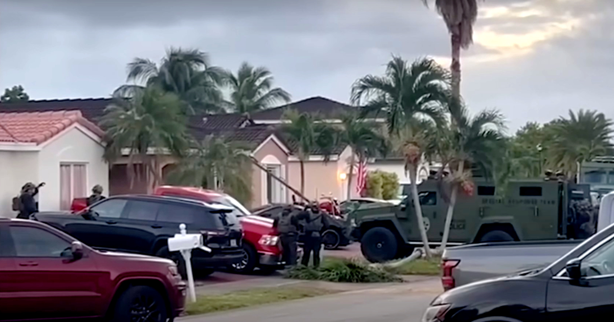 Policía de Miami-Dade rodea la vivienda donde se atrincheró la ex policía © Captura de video YouTube / AmericaTeVe Miami