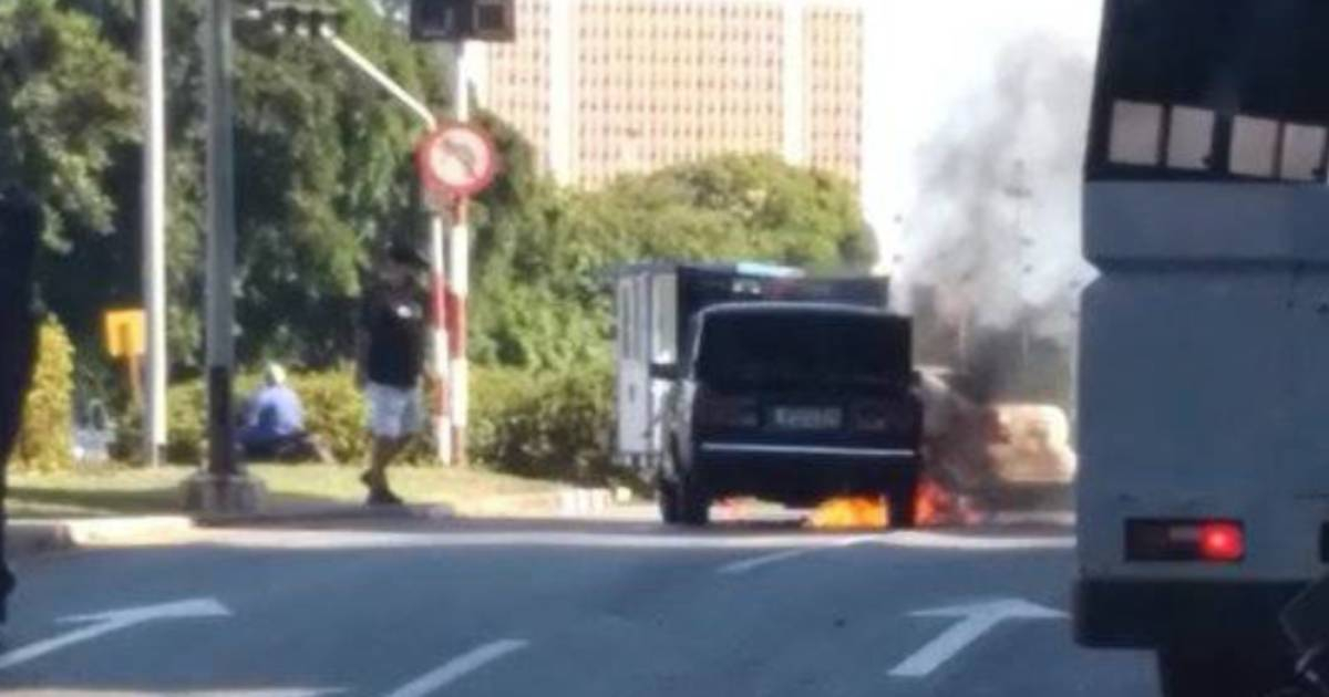 Auto incendiado © Facebook / ACCIDENTES BUSES & CAMIONES por más experiencia y menos víctimas!