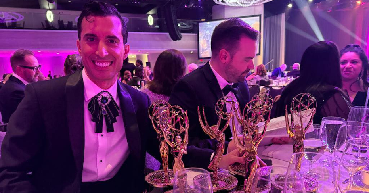 Alejandro Condis con los Emmy ganados © Facebook/Alejandro Condis