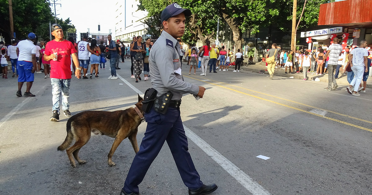 Policía cubano vigila en La Rampa © CiberCuba