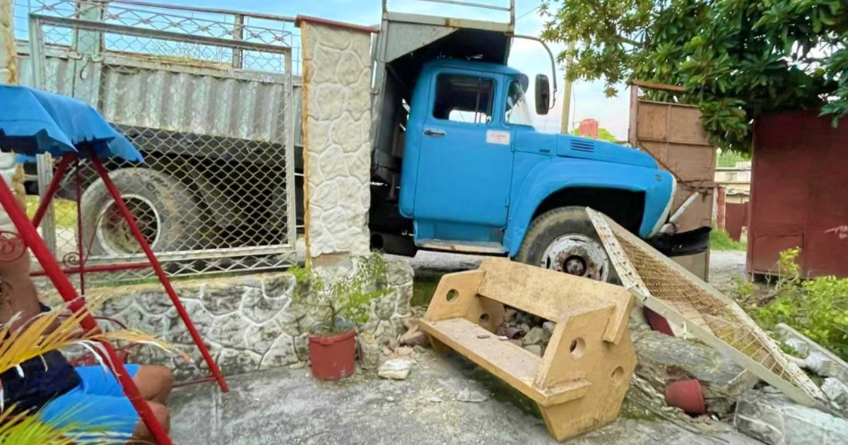 Camión de Acopio que impactó contra la cerca de una vivienda particular en La Habana © Facebook/Accidentes Buses & Camiones