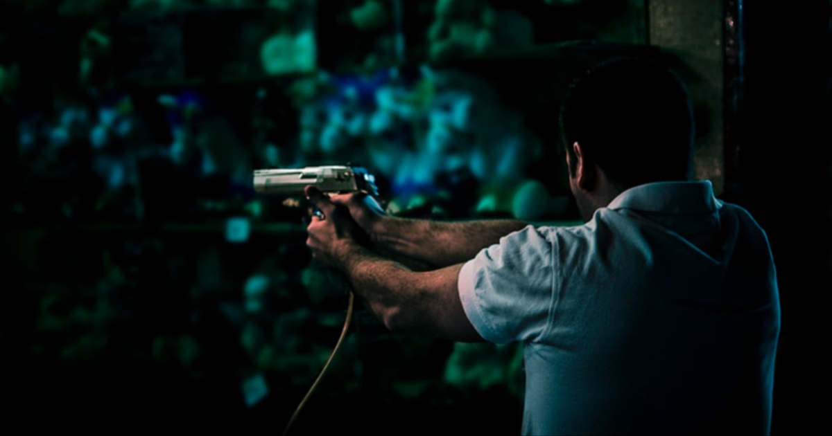 Hombre empuña una pistola © Flickr / Eduardo García