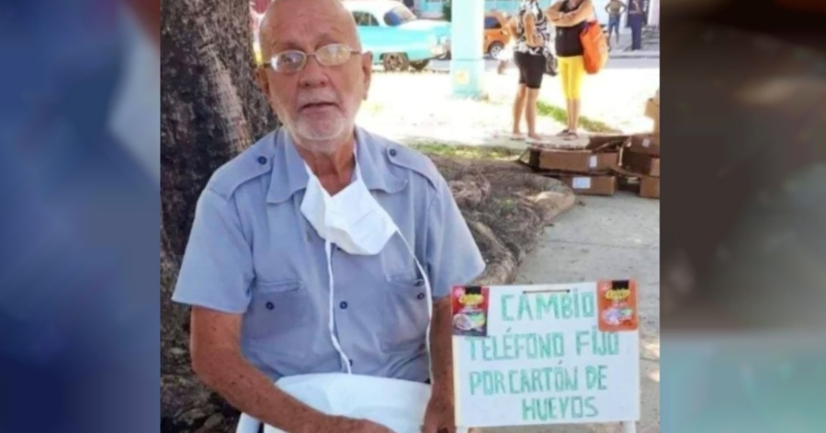 Anciano sentado en un parque de La Habana junto a un llamativo cartel © Facebook/Limay Blanco