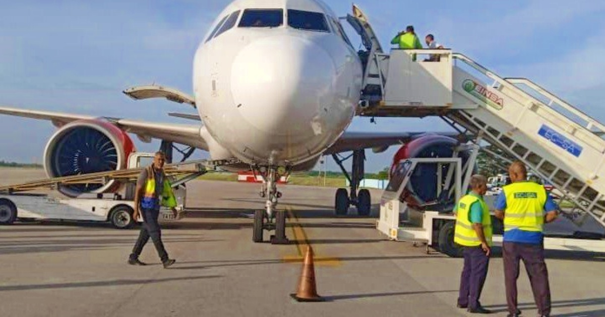 Avión en que fueron retornados este sábado a Cuba más de un centenar de migrantes cubanos © Twitter/MININT