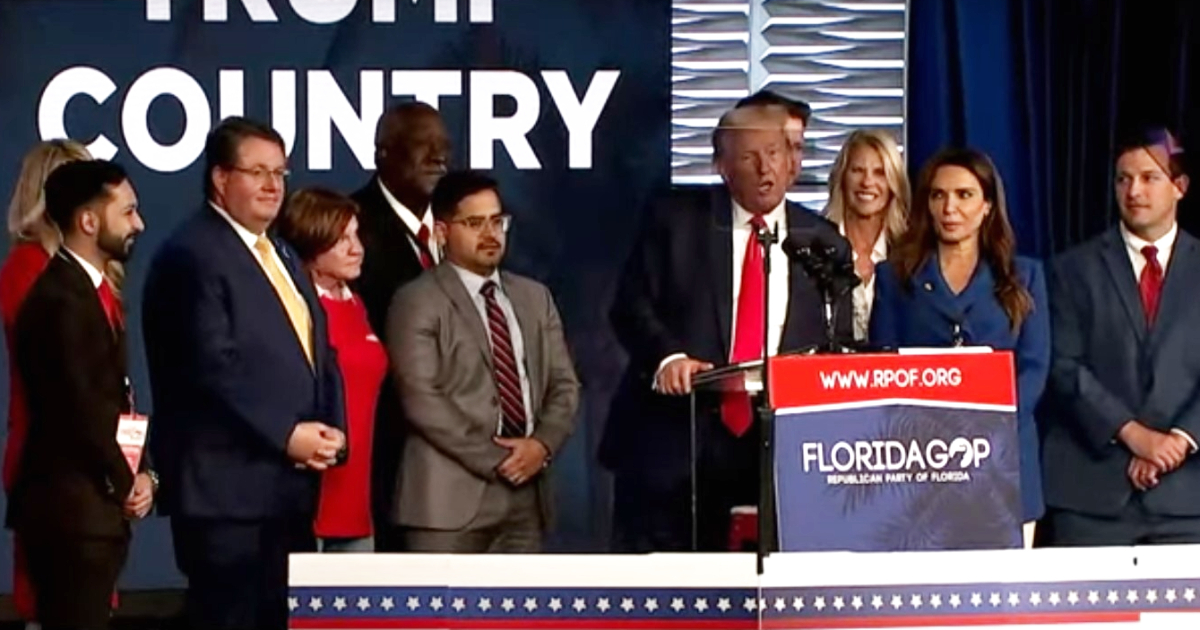Donald Trump y legisladores republicanos de Florida © Captura de video YouTube / Right Side Broadcasting Network
