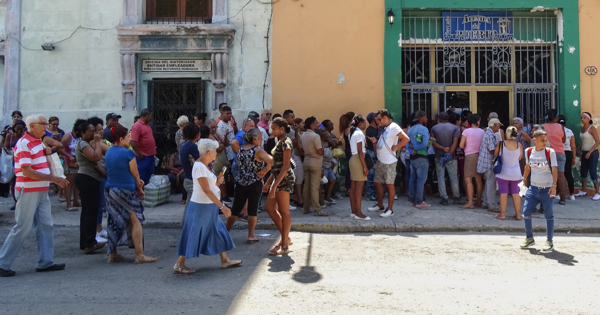 Cola para comprar pollo en La Habana (Imagen de referencia) © CiberCuba
