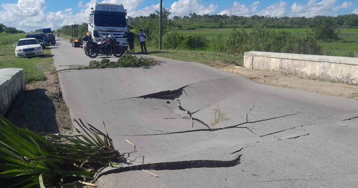Alcantarilla colapsada en carretera Moa-Holguín © Facebook / Utilitarias Radio Holguin
