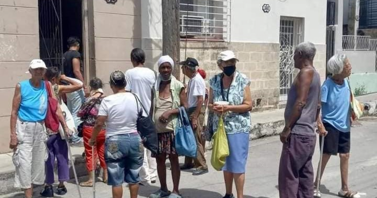 Ancianos cubanos esperan en la calle para recibir sus alimentos © Yankiel Fernández / Facebook